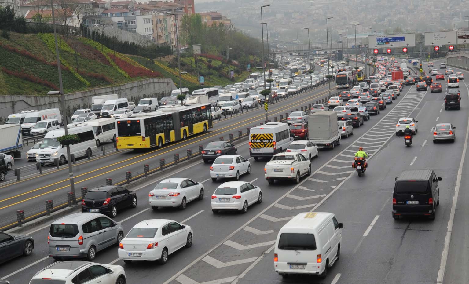 E-5'te şüpheli paket alarmı; FSM'de intihar girişimi! Trafik durma noktasında