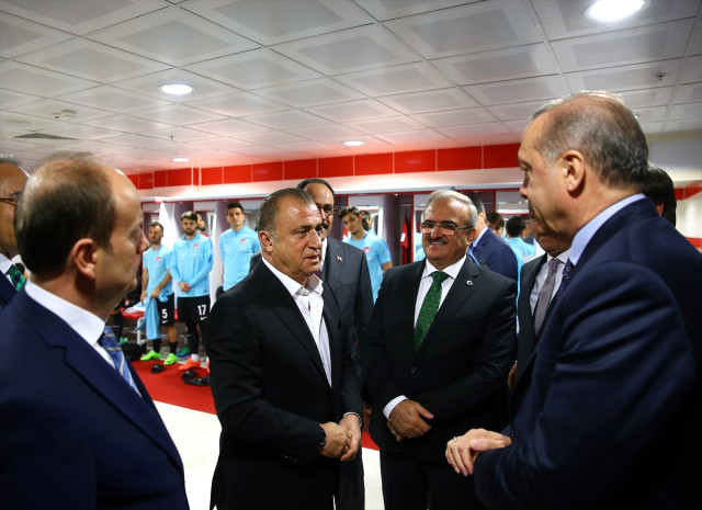 Cumhurbaşkanı Erdoğan, soyunma odasına indi, Millilere başarılar diledi