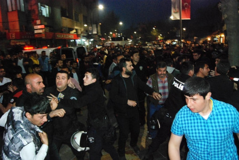 Polise saldıran şahıslara linç girişimi