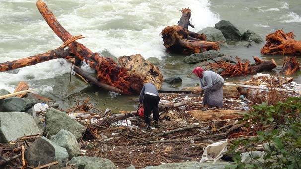 Rize'de selin sürüklediği odunları gören vatandaş, kışlık yakacak telaşına düştü