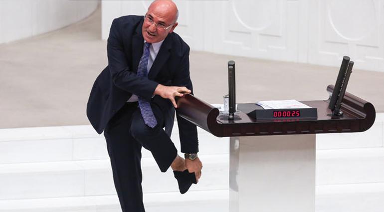 Mahmut Tanal Meclis'te çorabını çıkardı