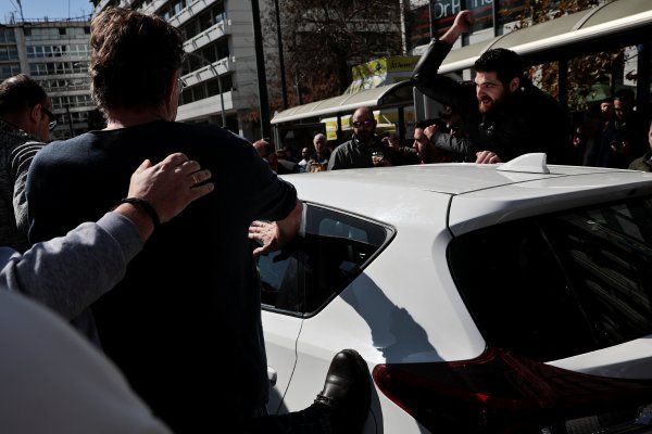 Yunan taksiciler UBER'e tekme tokat saldırdı