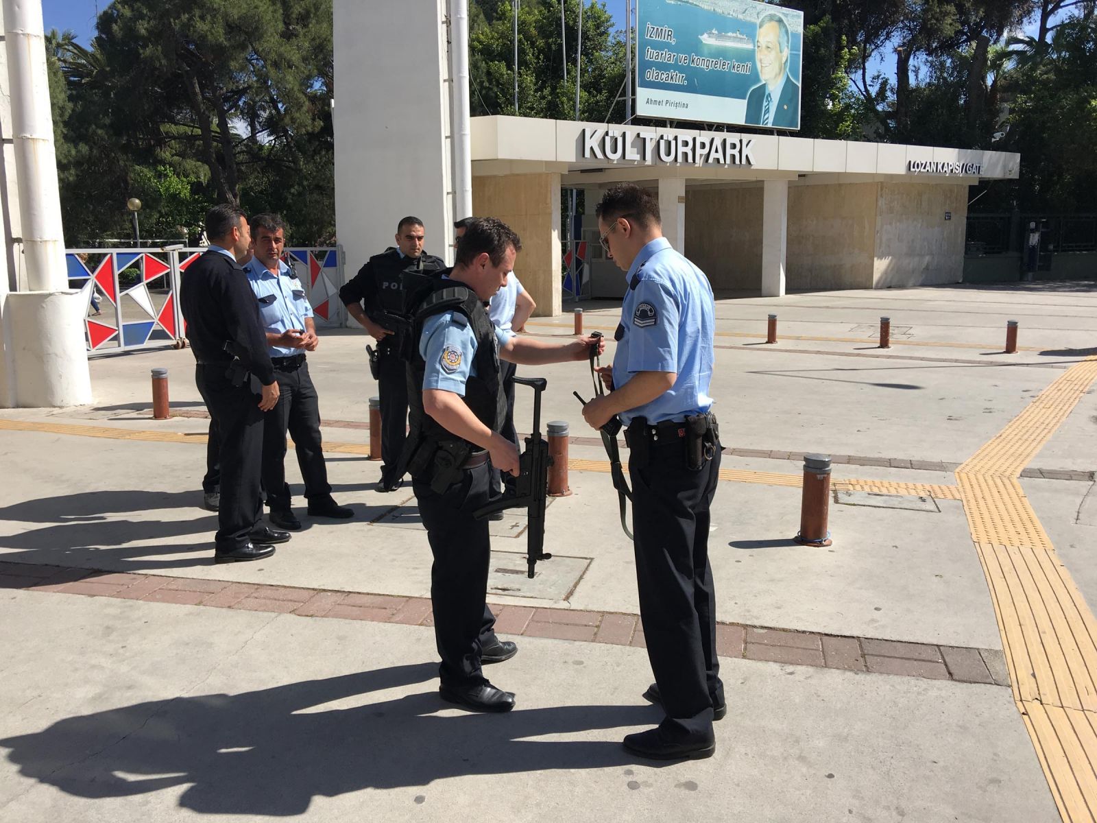 İzmir'de büyük panik! Polisler bir anda koşmaya başladı...