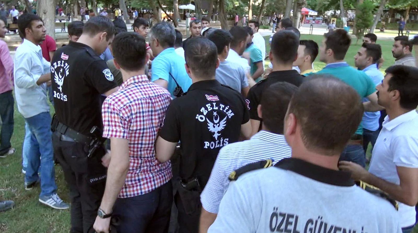 Şanlıurfa'da CHP'li vekillere yumurtalı protesto