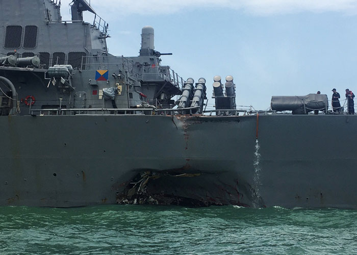 Kaza sonrası ABD savaş gemisinde tehlike! Durmadan su aldı