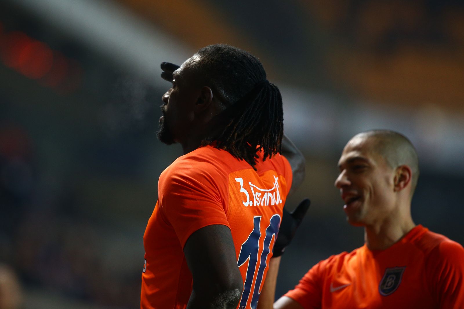 Adebayor'dan asker selamı