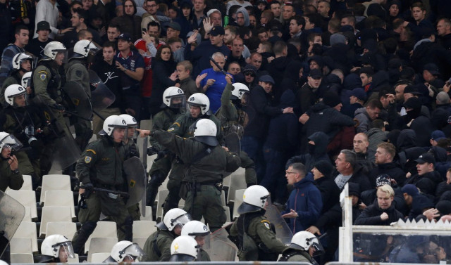Yunan polisinden, Ajax taraftarlarına orantısız şiddet!