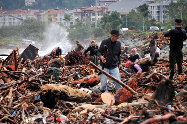 Rize'de selin sürüklediği odunları gören vatandaş, kışlık yakacak telaşına düştü