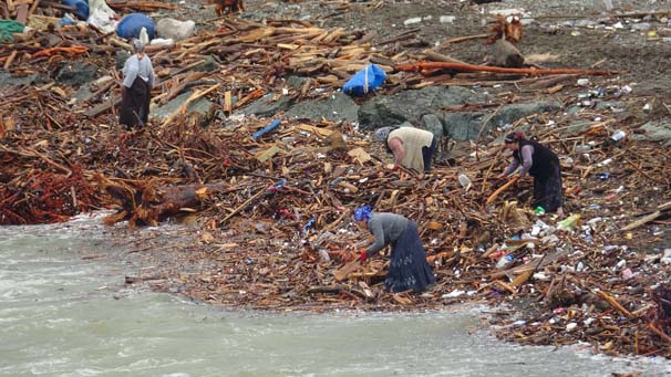 Rize'de selin sürüklediği odunları gören vatandaş, kışlık yakacak telaşına düştü