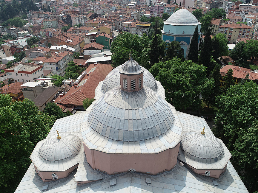 Adını seramiklerinin renginden alan külliye