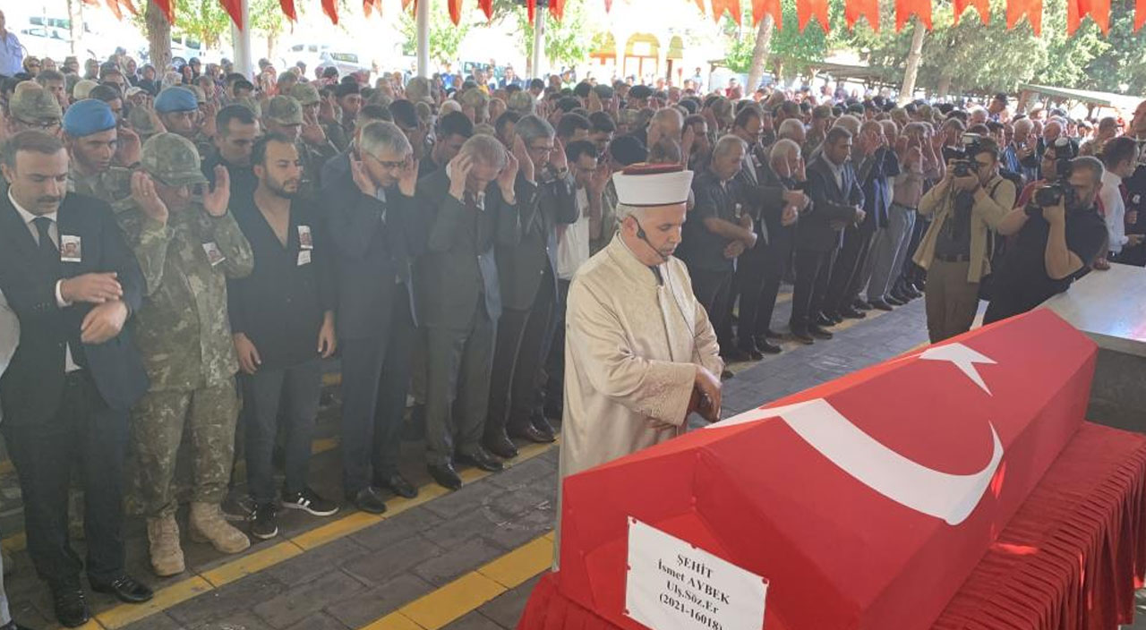 Şehit Sözleşmeli Er Aybek gözyaşlarıyla son yolculuğuna uğurlandı Şehit Sözleşmeli Er Aybek gözyaşlarıyla son yolculuğuna uğurlandı