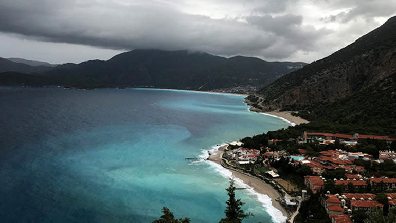 İlginç görüntüler... Gören telefonuna sarıldı İlginç görüntüler... Gören telefonuna sarıldı