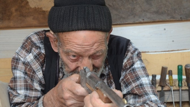 86 yaşındaki Ramazan dedenin yaptıkları kapışılıyor