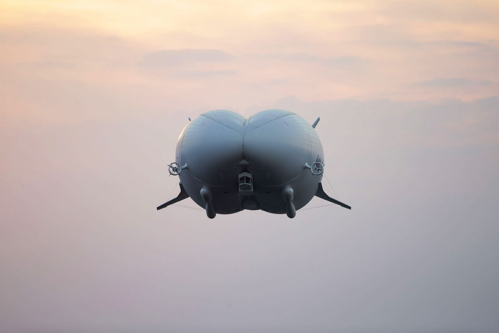 Devasa hava aracı ilk yolculuğunu yaptı