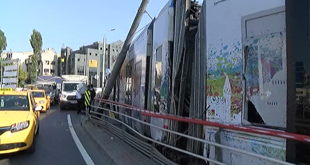 İstanbul'da tramvay raydan çıktı