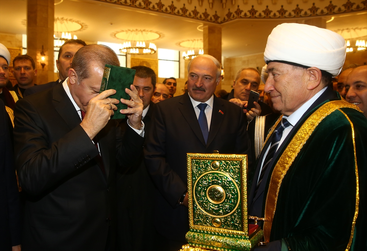 Kur'an-ı Kerim'i öptü diye eleştirilen Belarus liderinden açıklama