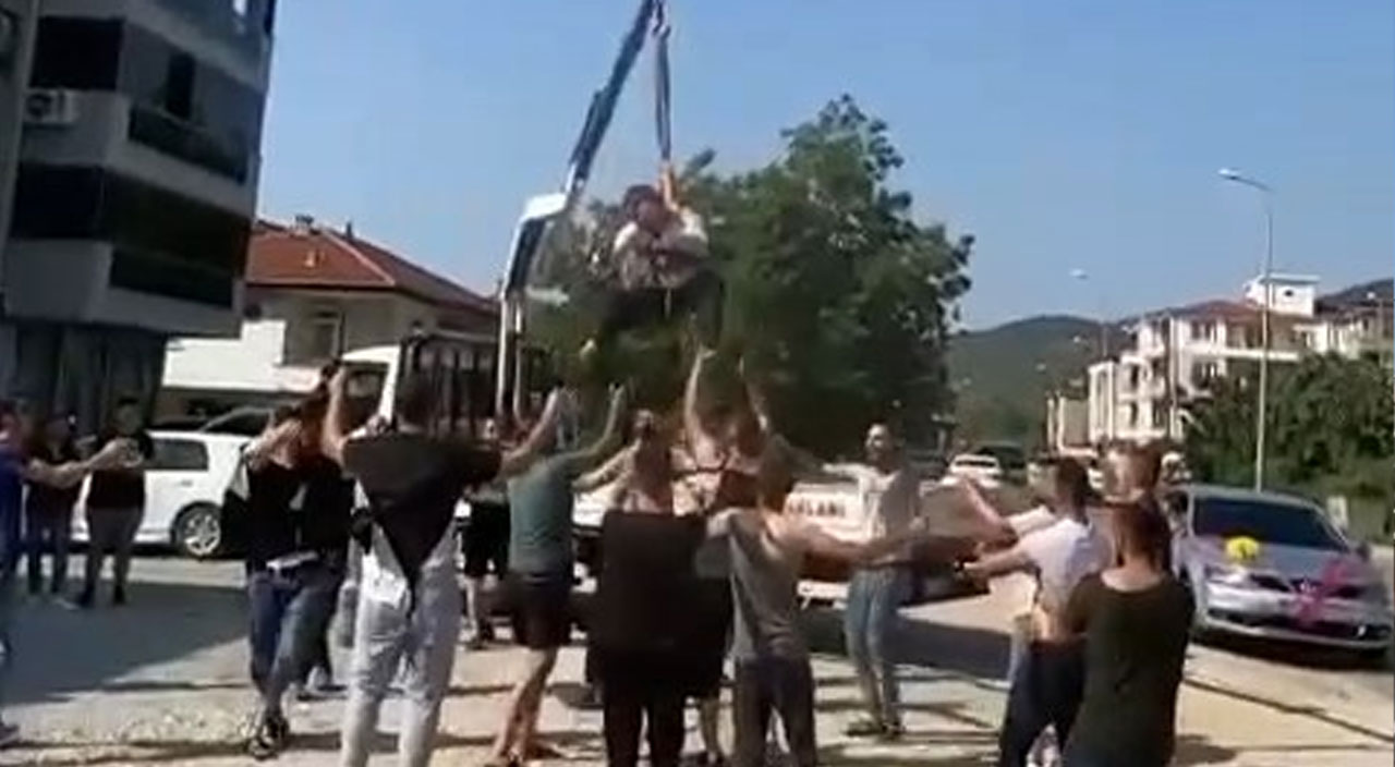 Bursa’da bir garip düğün adedi: Damadı vinçle sallandırdılar