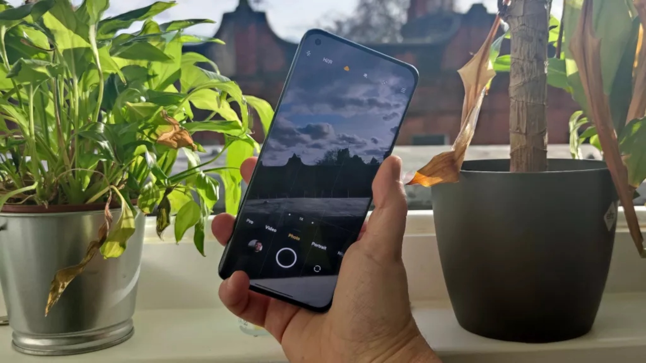 Xiaomi 12 serisinin fiyatı dudak uçuklatacak! Xiaomi Mi 11 (Foto: Future)