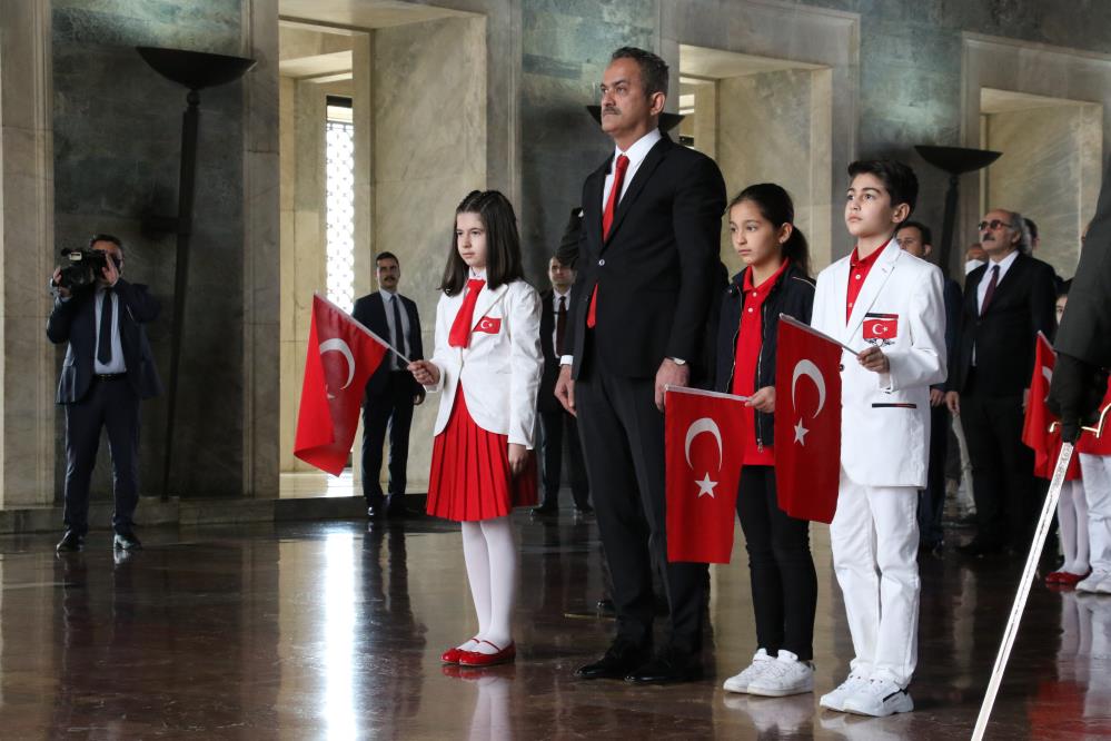 Koronavirüs salgının ardından 23 Nisan yeniden sokaklara taştı! İlk tören Anıtkabir'de Koronavirüs salgının ardından 23 Nisan yeniden sokaklara taştı! İlk tören Anıtkabir'de