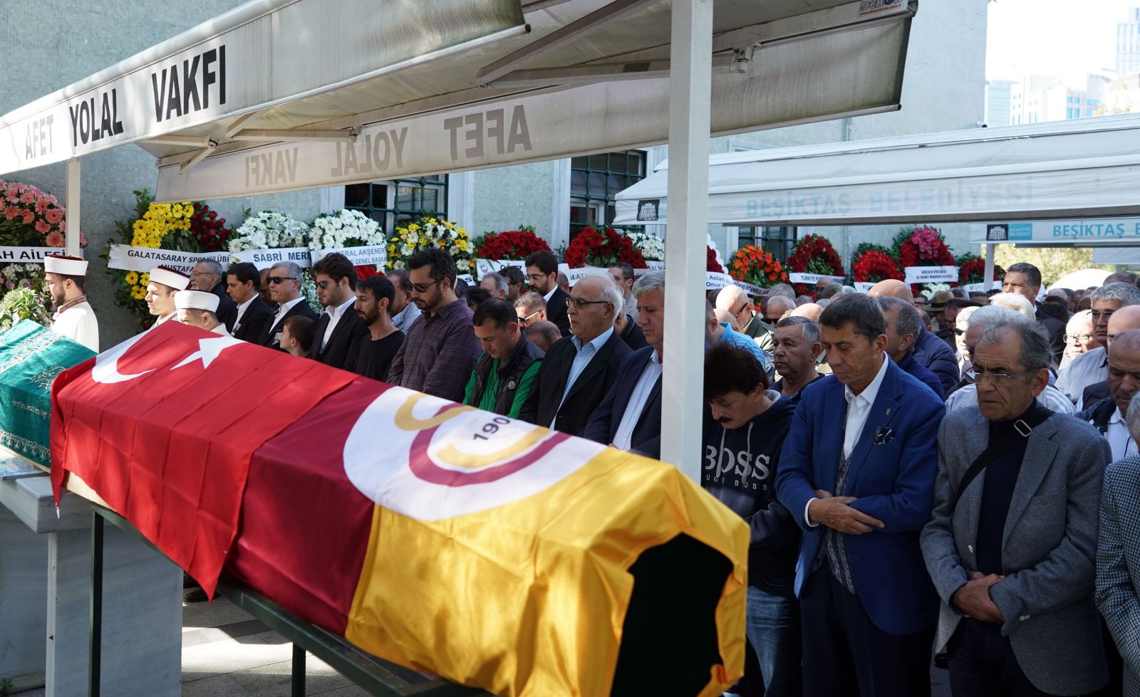 Yılmaz Gökdel son yolculuğuna uğurlandı Yılmaz Gökdel son yolculuğuna uğurlandı