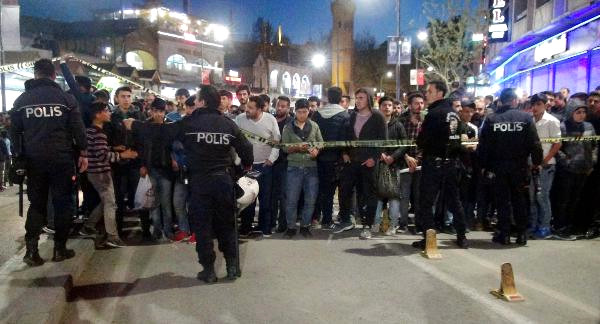 Polise saldıran şahıslara linç girişimi