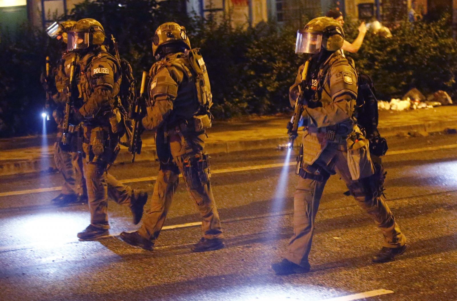 Hamburg'da marketler yağmalanıyor