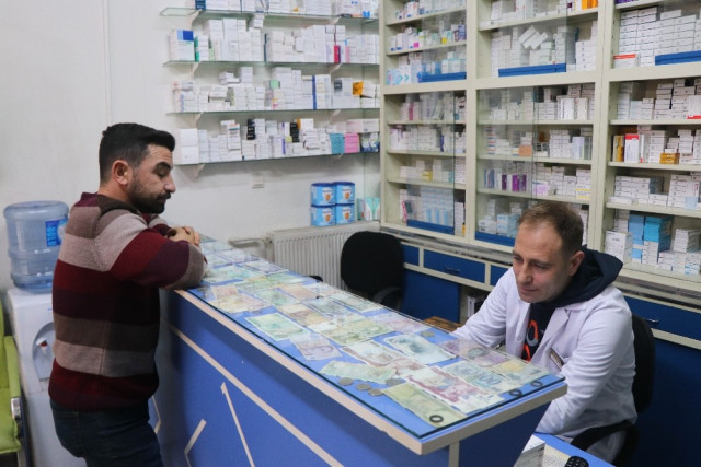 Marketlerden sonra eczanelerde de poşetler parayla satılmaya başlandı