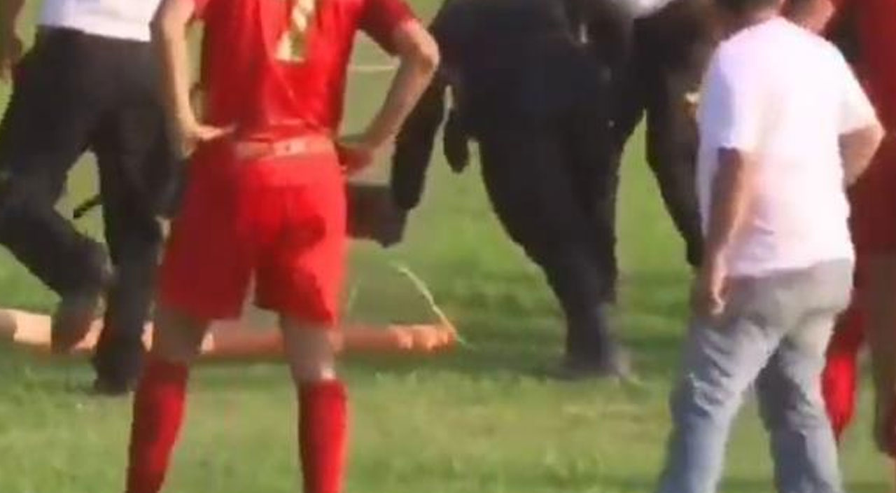 2 metrelik yılan sahaya girdi! Futbolcular kaçacak yer aradı