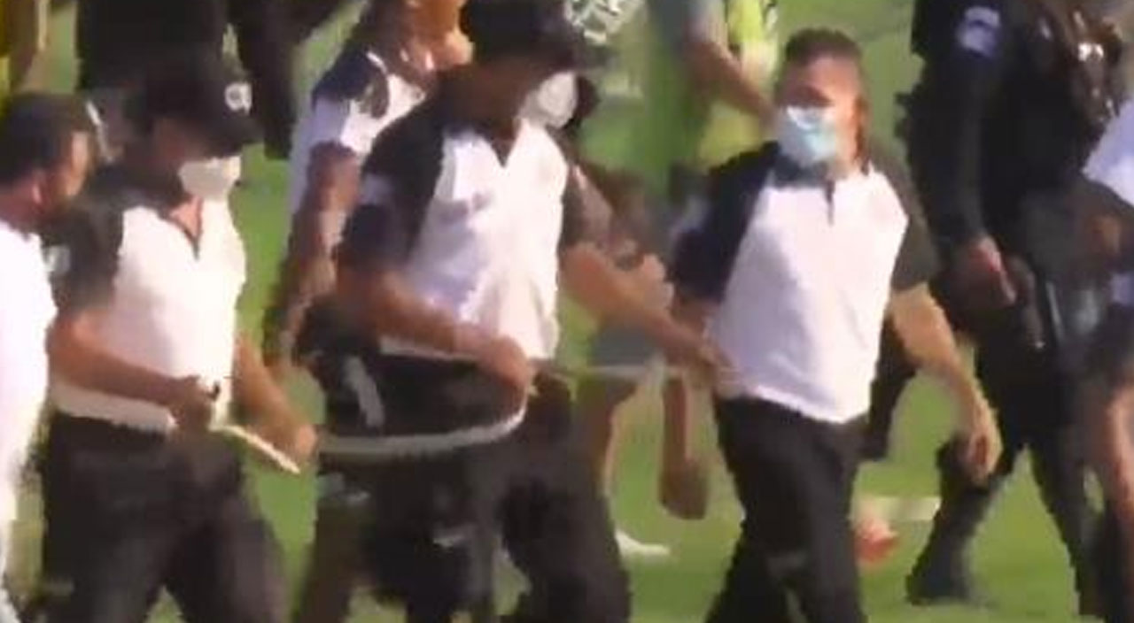 2 metrelik yılan sahaya girdi! Futbolcular kaçacak yer aradı