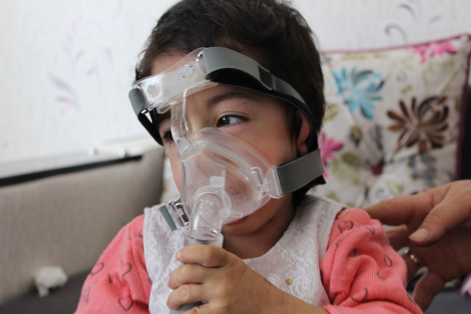 Makineye bağlı kardeşler yardım eli bekliyor