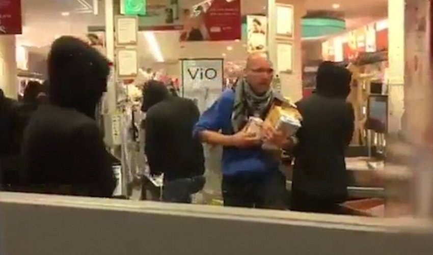 Hamburg'da marketler yağmalanıyor