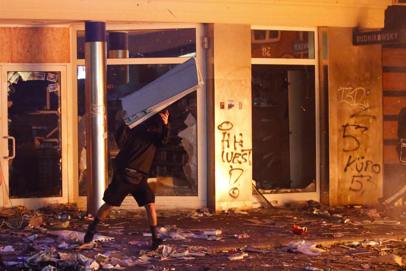 Hamburg'da marketler yağmalanıyor