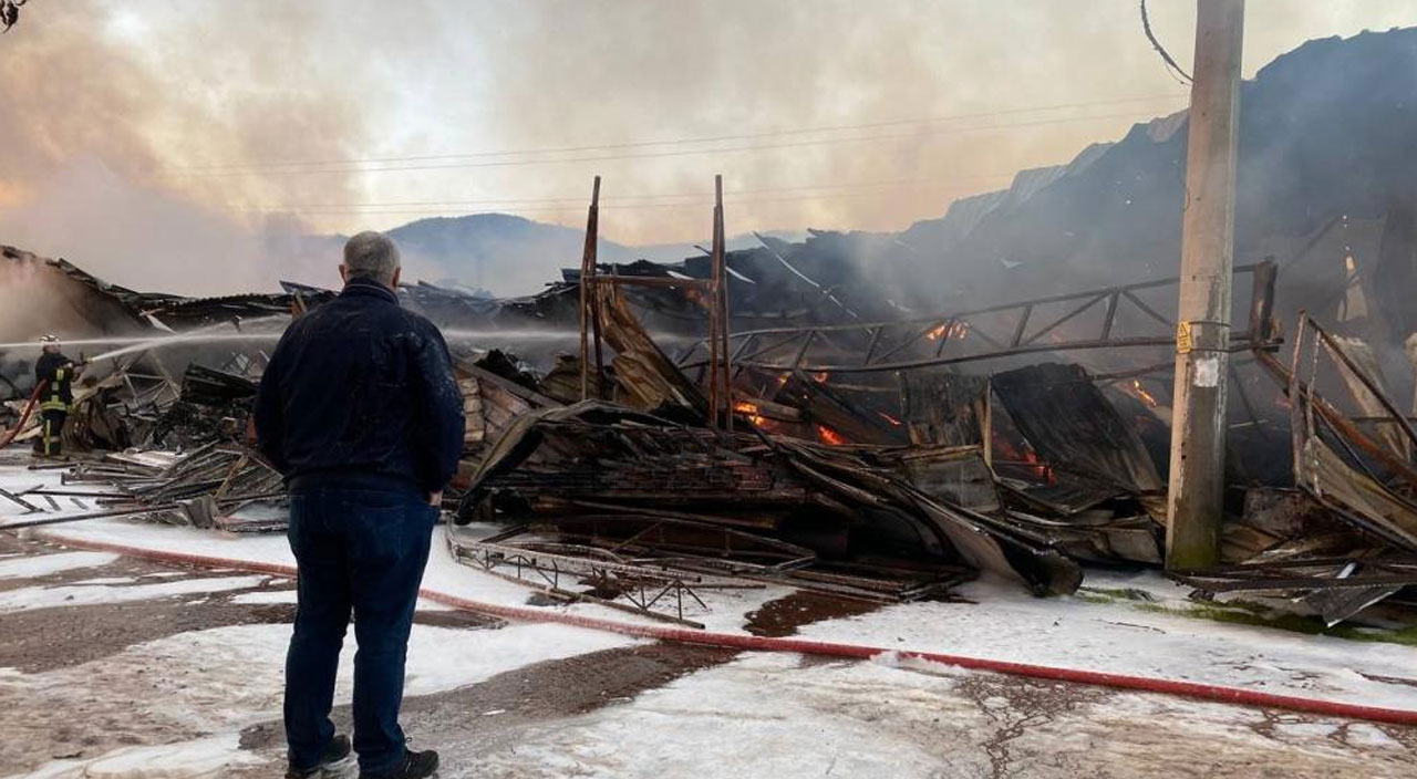 Yalova’da korkutan yangın: Alevler tüm fabrikayı sardı