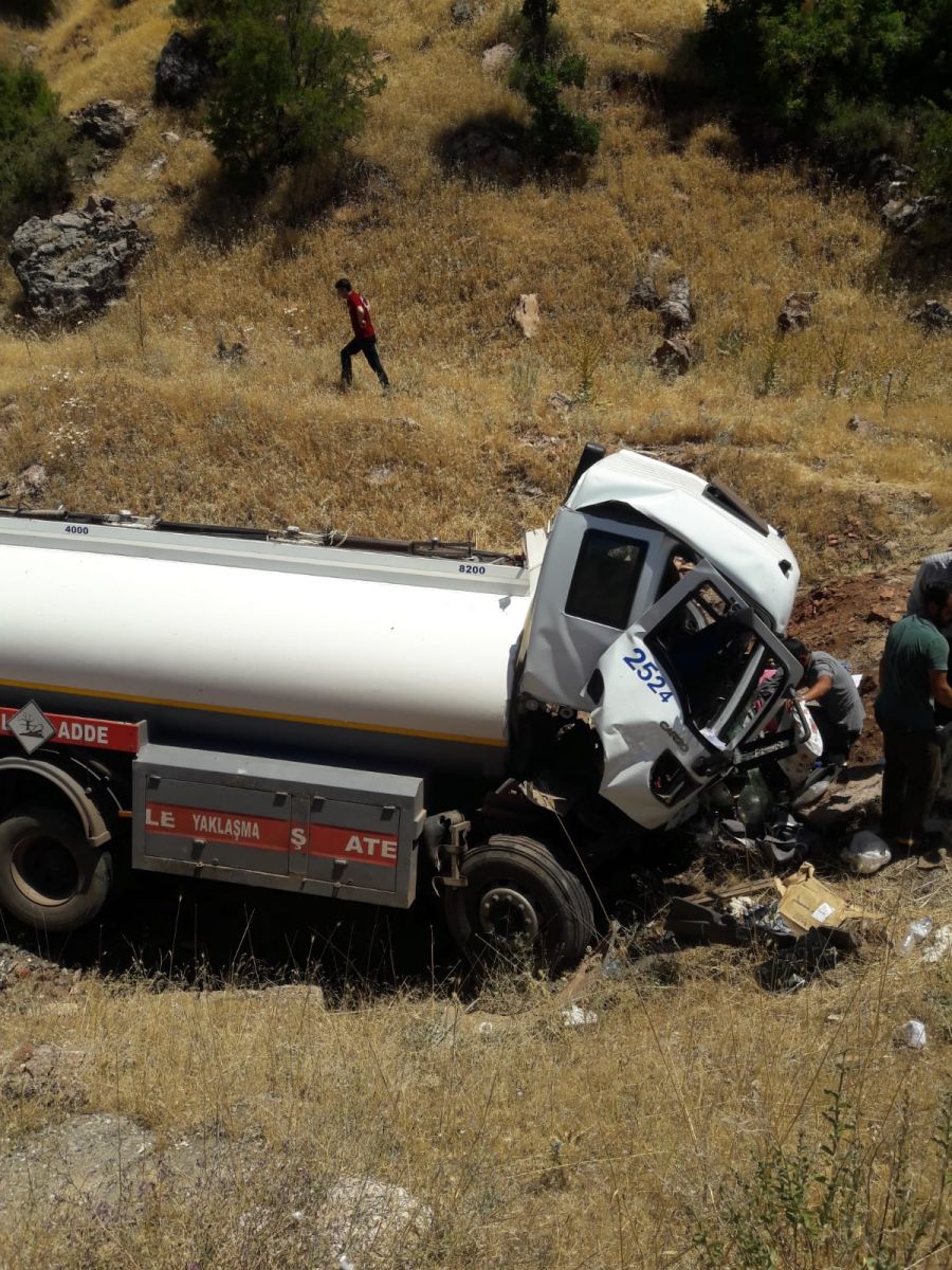 Feci kaza! Yakıt tankeri şarampole uçtu: 1 kişi hayatını kaybetti Feci kaza! Yakıt tankeri şarampole uçtu: 1 kişi hayatını kaybetti