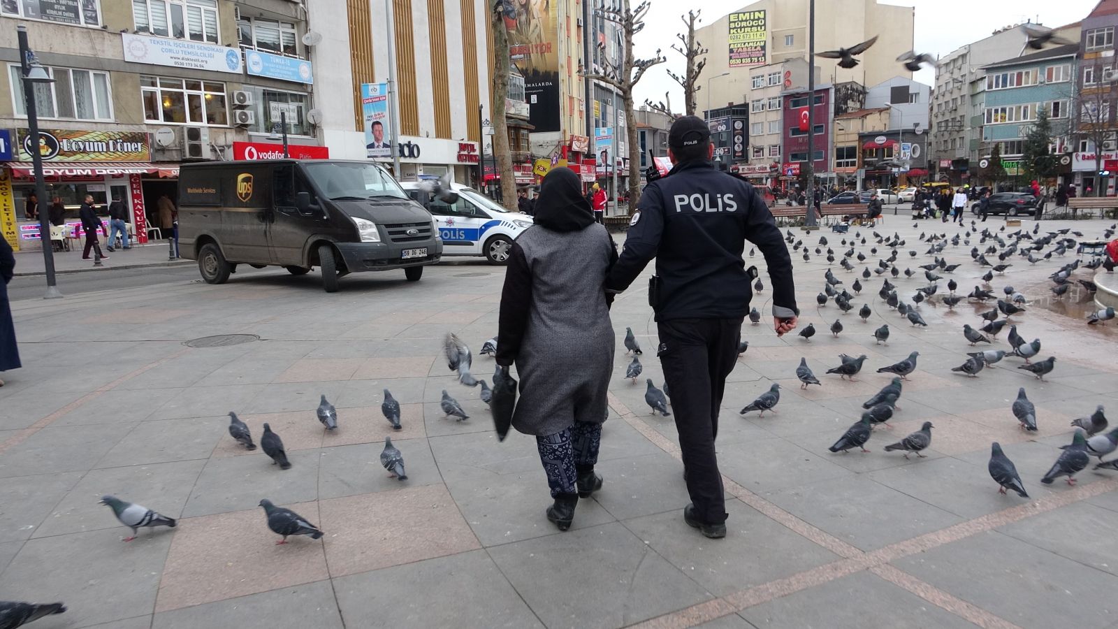 Yaşlı annesinin cüzdanını çaldığını öne sürdüğü kadını böyle yakaladı