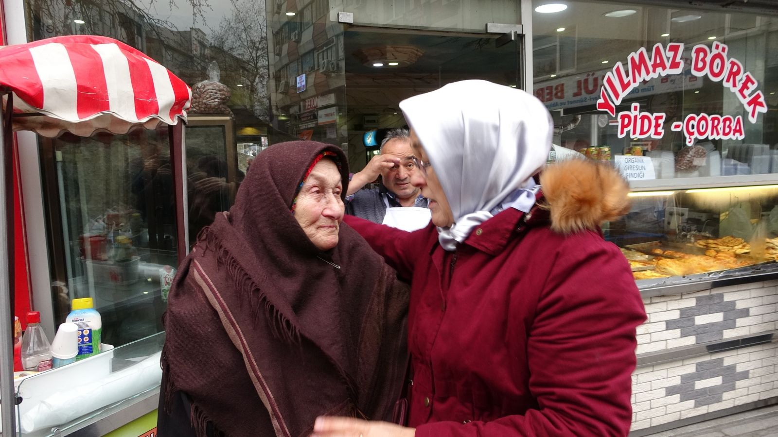Yaşlı annesinin cüzdanını çaldığını öne sürdüğü kadını böyle yakaladı