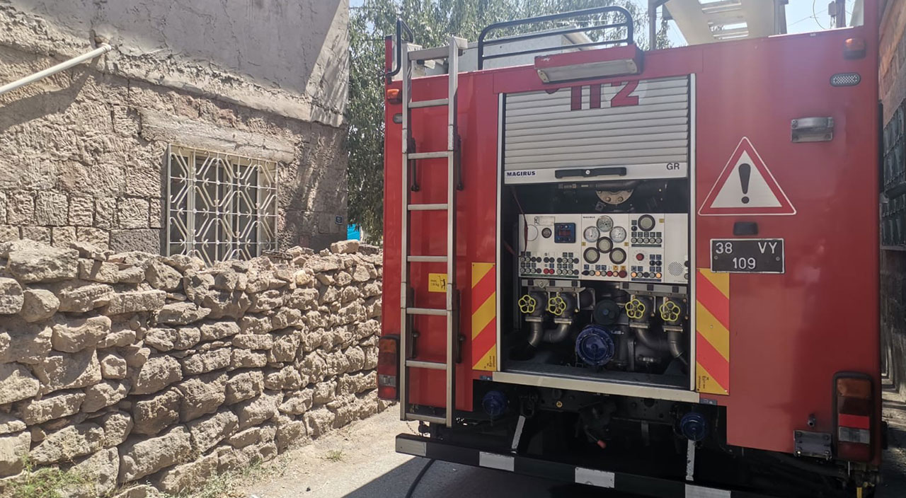 Annesiyle tartıştı, oturdukları evi yaktı