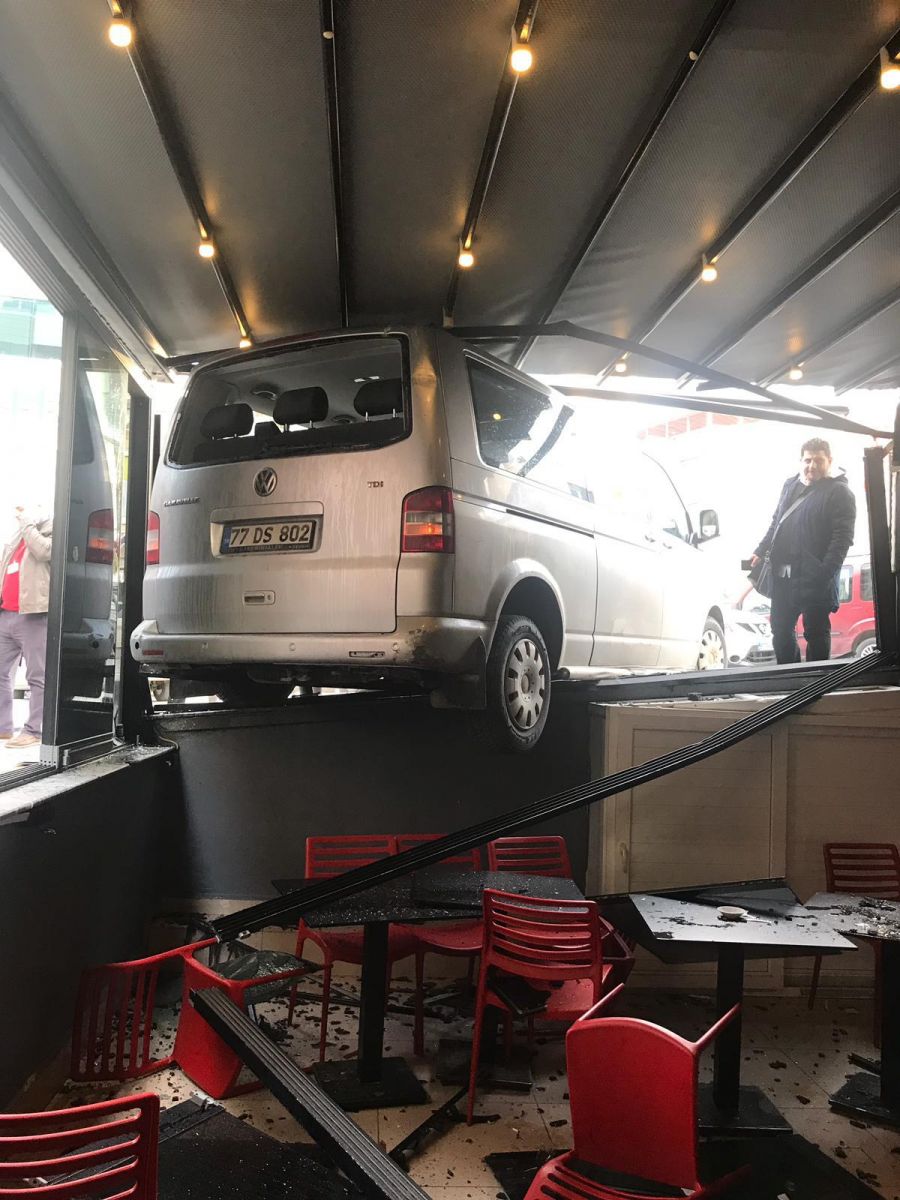 Faciaya ramak kala... Yalova'da minibüs kafeye girdi