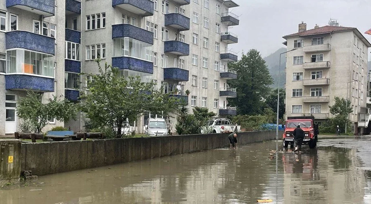 Artvin’i sağanak vurdu: Evleri su bastı, sokaklar göle döndü Artvin’i sağanak vurdu: Evleri su bastı, sokaklar göle döndü