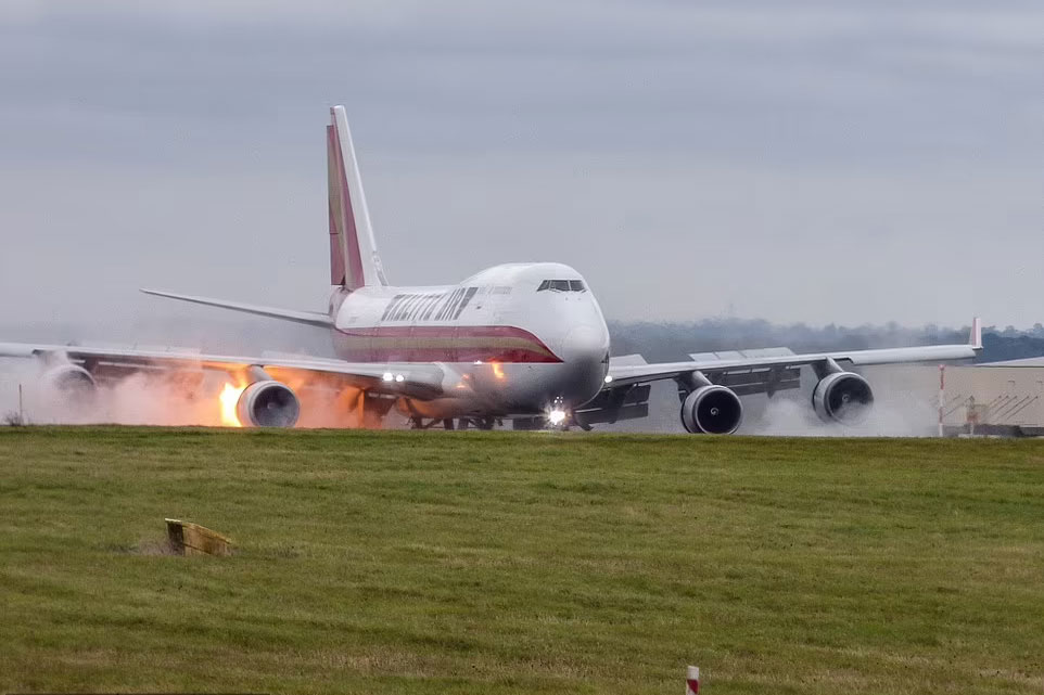 Havalimanında panik! Kargo uçağı inişte alev aldı