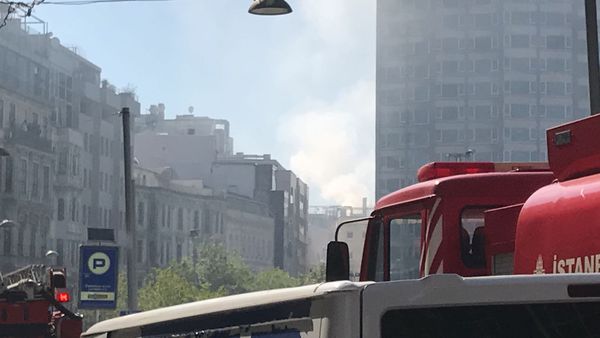 Beyoğlu'nda büyük yangın!