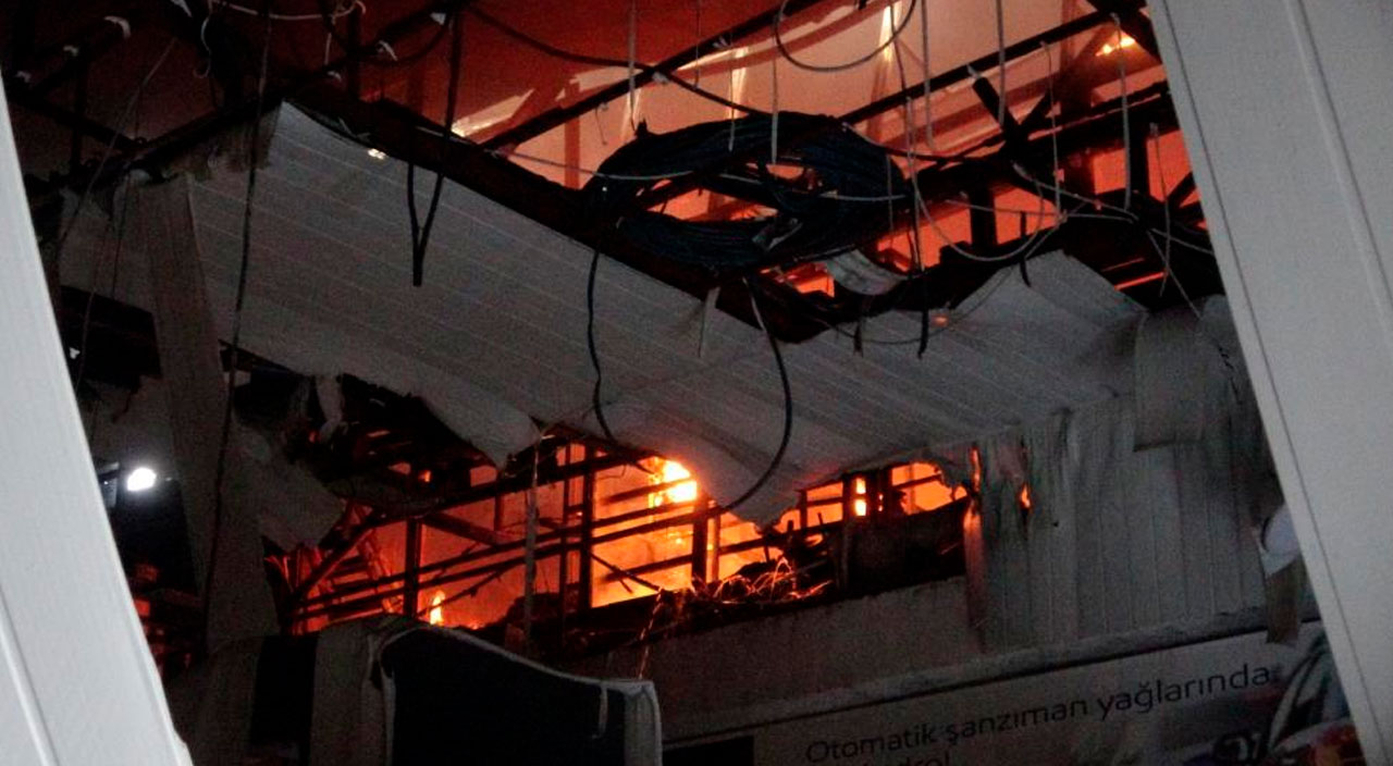 Sanayi sitesinde yangın: Alevlerin arasında kalan itfaiye eri yüksekten düştü