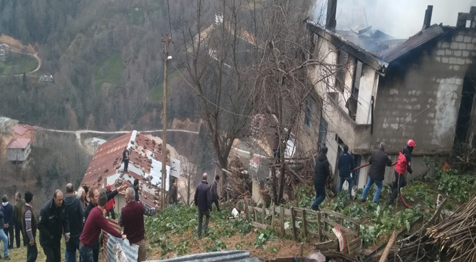 Rize'de 3 katlı evde yangın çıktı