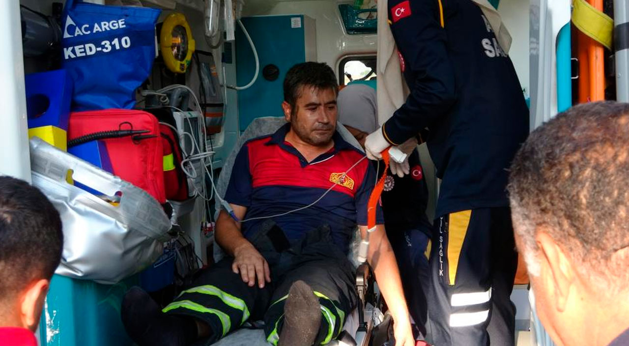 Sanayi sitesinde yangın: Alevlerin arasında kalan itfaiye eri yüksekten düştü