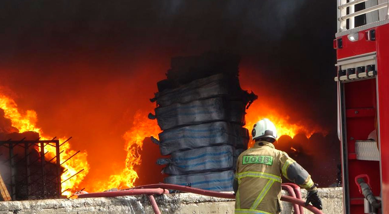 Uşak'ta iplik fabrikasında yangın: Dumanlar gökyüzünü kapladı