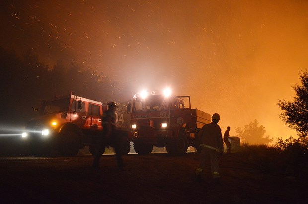 İzmir'deki yangın saatlerdir devam ediyor