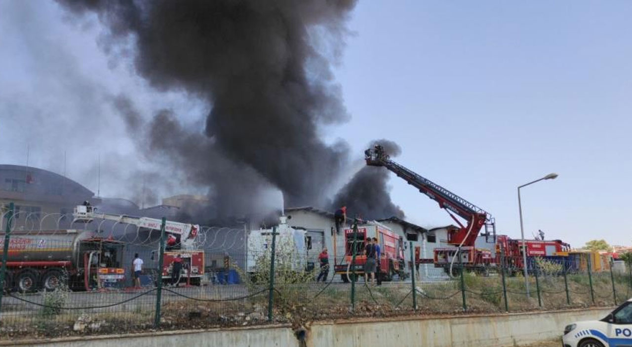 Denizli İl Emniyet Müdürlüğü'nün lojistik deposunda yangın