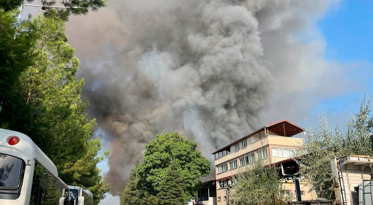 Uşak'ta iplik fabrikasında yangın: Dumanlar gökyüzünü kapladı