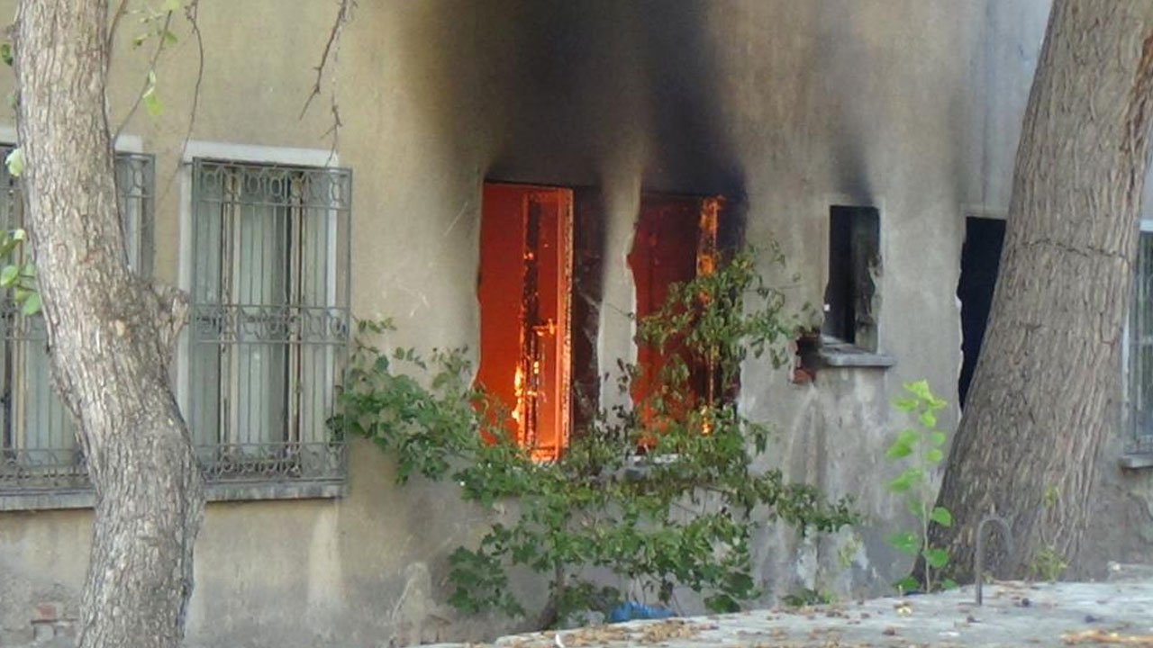 Böyle rahatlık görülmedi: Çay keyfi yapıp yangını izledi