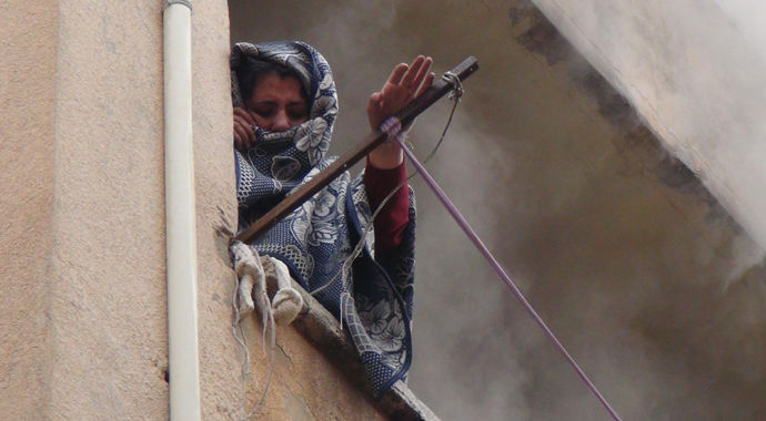 Yangında mahsur kalan aileyi itfaiye kurtardı